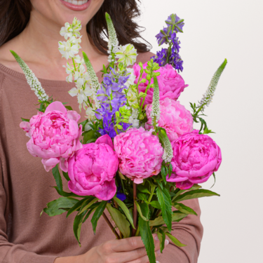 Blumenstrauß Herzlich mit Vase & Ferrero Giotto 3er