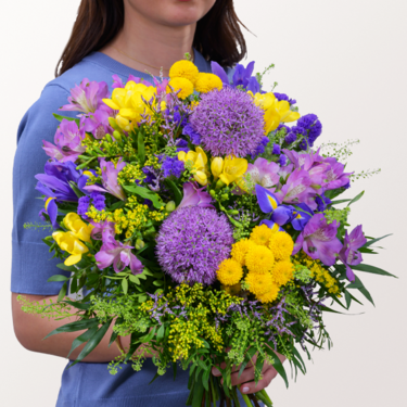 Blumenstrauß Frühlingsfest mit Vase & Ferrero Giotto 3er
