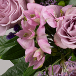 Premiumstrauß Blütenmelodie mit Premiumvase & Ferrero Giotto 3er