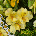 Premiumstrauß Sommerglühen mit Premiumvase & Ferrero Giotto 3er
